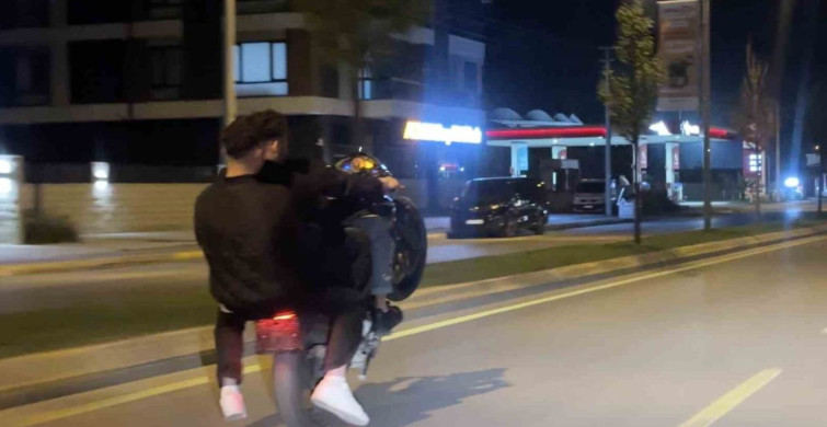 Adapazarı'nda Plakasız Motosiklet Şovu: Kasksız Yolculuk ve Tehlikeli Hareketler