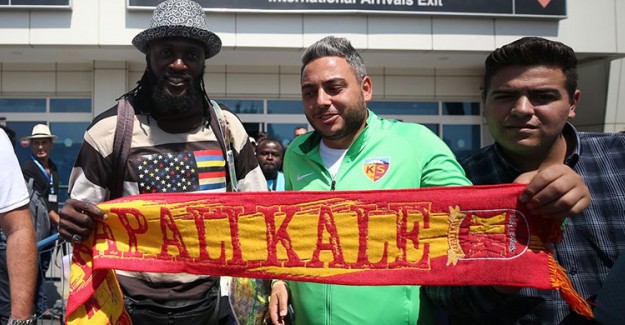 Adebayor, Kayserispor İle Sözleşme İmzalıyor! İşte Detaylar!