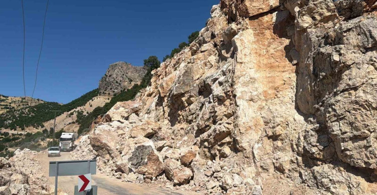Adıyaman-Çelikhan karayolunda heyelan: Dev kaya parçaları yolun içine düştü