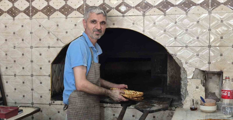 Adıyaman'da 400 derecelik fırında ekmek üretimi