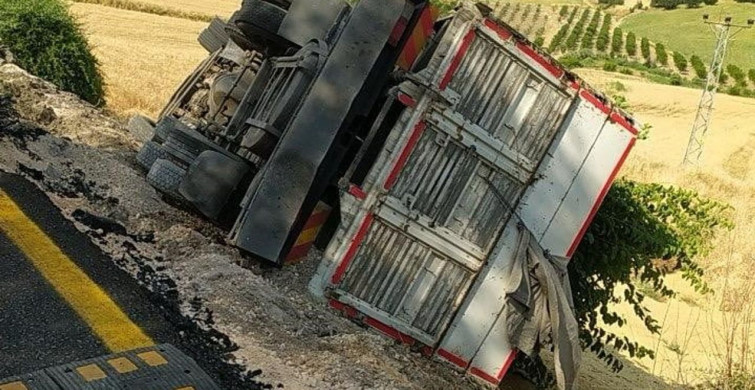 Adıyaman'da arpa yüklü kamyon şarampole devrildi