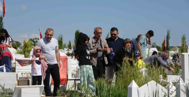 Adıyaman'da Bayramda Mezarlık Ziyareti