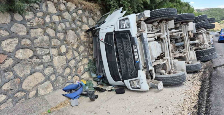 Adıyaman'da beton mikseri devrildi, 1 kişi ağır yaralandı