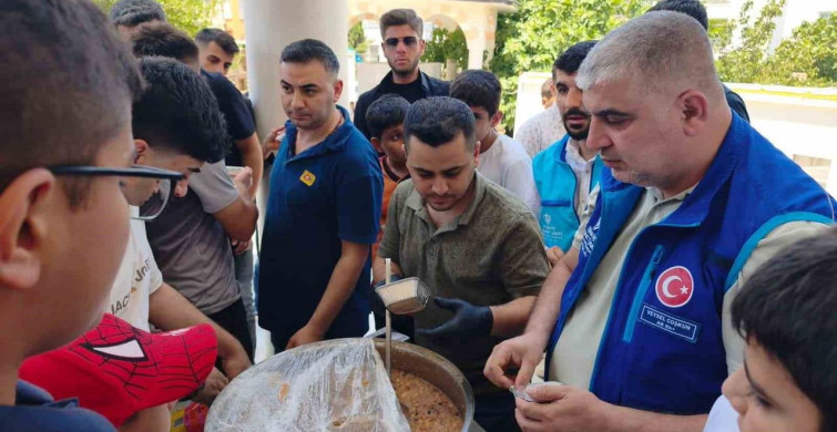 Adıyaman'da cemaate aşure ikramı