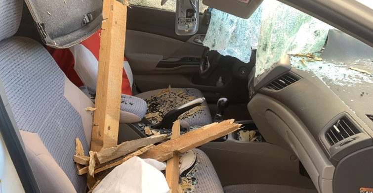 Adıyaman'da Fırtınada Uçan Odun Arabaya Saplandı