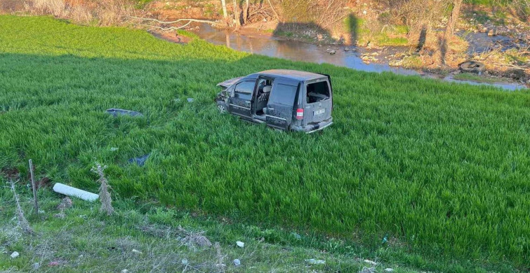 Adıyaman'da Hafif Ticari Araç Şarampole Yuvarlandı