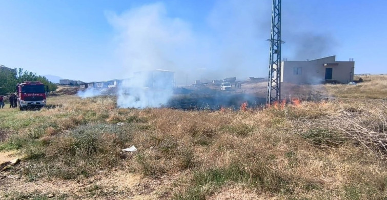 Adıyaman'da hafriyat kamyonu elektrik tellerini kopardı