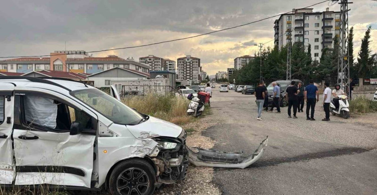 Adıyaman'da iki hafif ticari araç çarpıştı: 2 yaralı