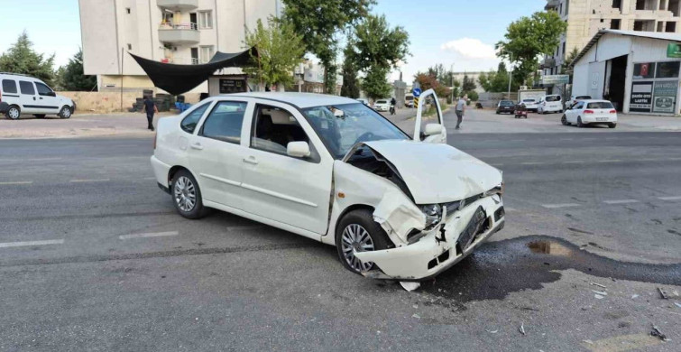 Adıyaman'da iki otomobil çarpıştı: 1'i ağır 3 yaralı