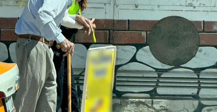 Adıyaman'da kadın trafik polisi yaşlı vatandaşa yardım etti