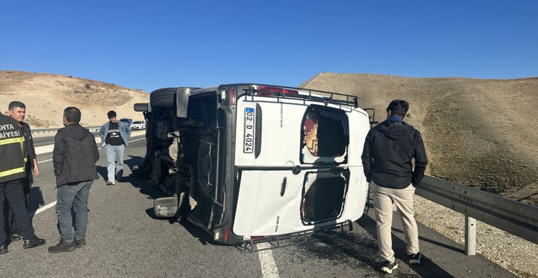 Adıyaman'da Minibüs ve Otomobil Çarpıştı: 4 Yaralı