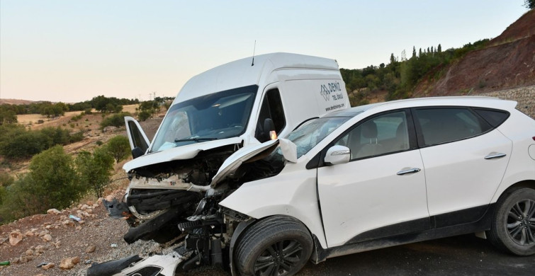 Adıyaman'da Minibüs ve Otomobil Çarpıştı: 5 Yaralı
