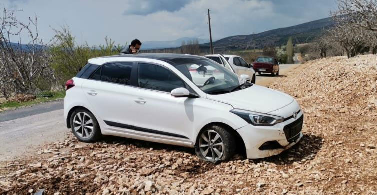 Adıyaman'da Otomobil Çukura Düştü: 2 Yaralı
