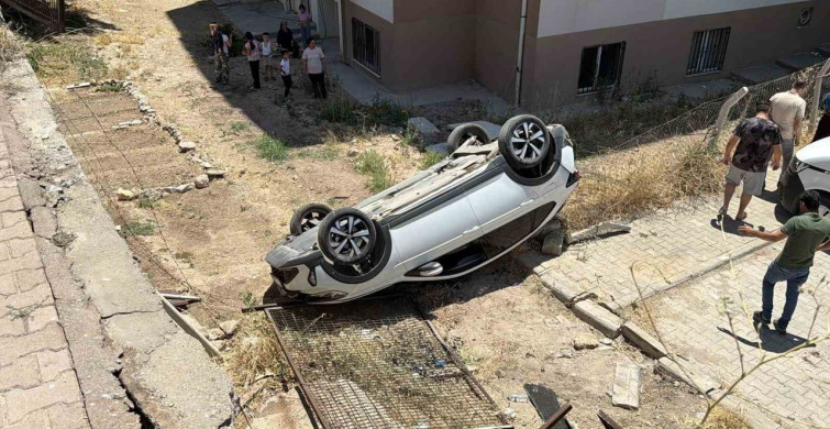 Adıyaman'da otomobil site bahçesine düştü