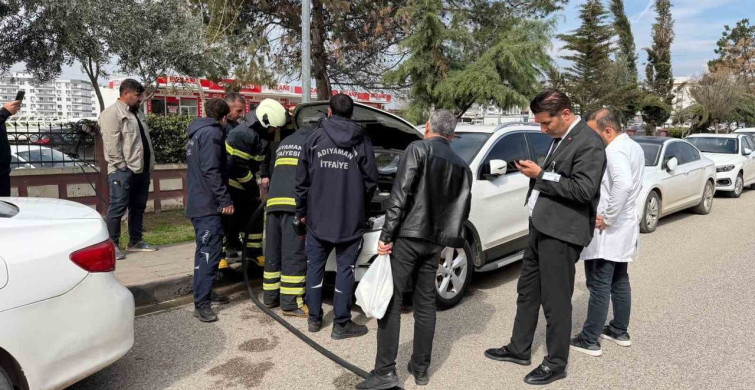 Adıyaman'da Park Halindeki Araçtan Yükselen Duman Korkuttu