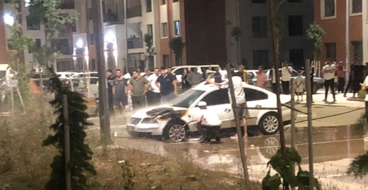 Adıyaman'da park halindeki otomobil alev aldı
