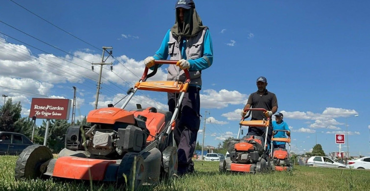 Adıyaman'da park ve bahçelere yaz bakımı