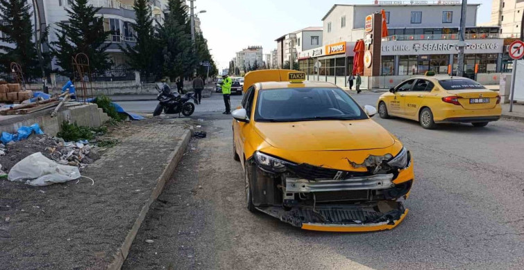 Adıyaman’da Ticari Taksi ile Motosiklet Çarpıştı: Bir Yaralı