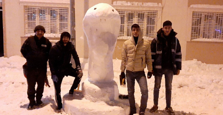 Adıyaman’da Yoğun Kar Yağışını Değerlendiren Vatandaşlar Kardan Kobra Yılanı Yaptı!