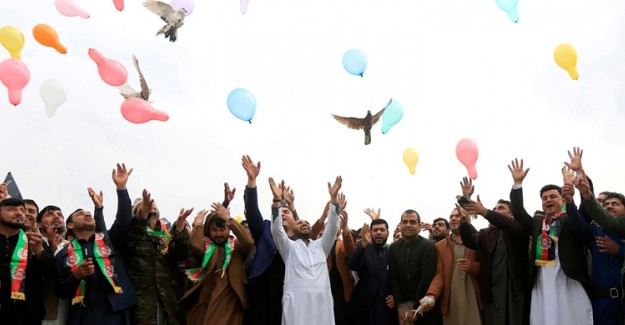 Afganlar ABD-Taliban Birliklerinin Ülkelerinden Çekilmesiyle Barışı Umuyor