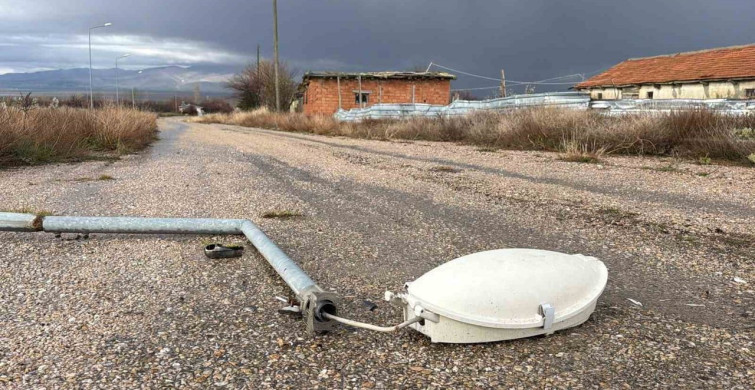 Afyonkarahisar'da Aydınlatma Direği Devrildi: Facianın Eşiğinden Dönüldü