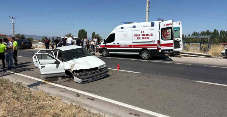 Afyonkarahisar’da bariyerlere çarpan otomobilde 6 kişi yaralandı