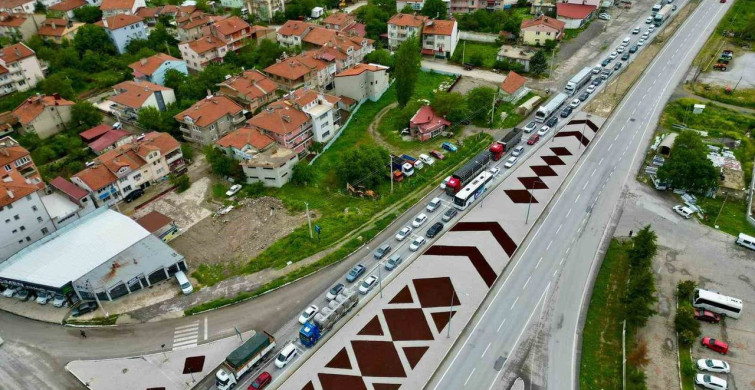 Afyonkarahisar'da Bayram Trafiği Yoğunluğu Başladı