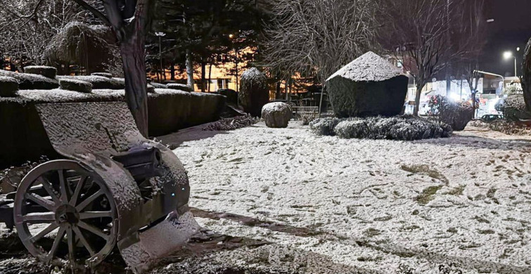 Afyonkarahisar'da Etkili Kar Yağışı