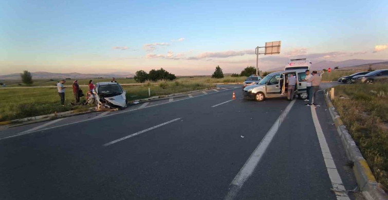 Afyonkarahisar'da hafif ticari araç kazasında 8 kişi yaralandı