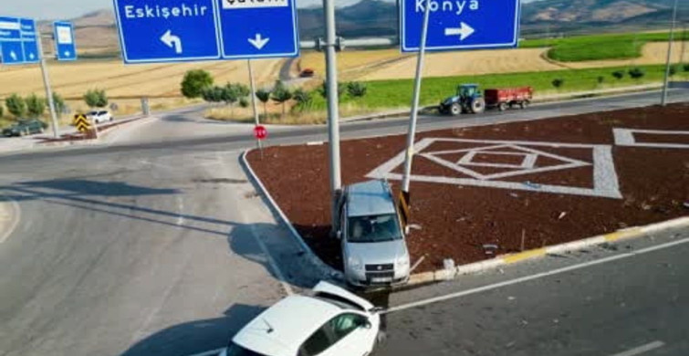 Afyonkarahisar'da hafif ticari araç otomobille çarpıştı: 7 yaralı