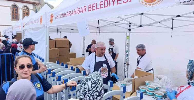 Afyonkarahisar'da hatimle aşure dağıtımı yapıldı