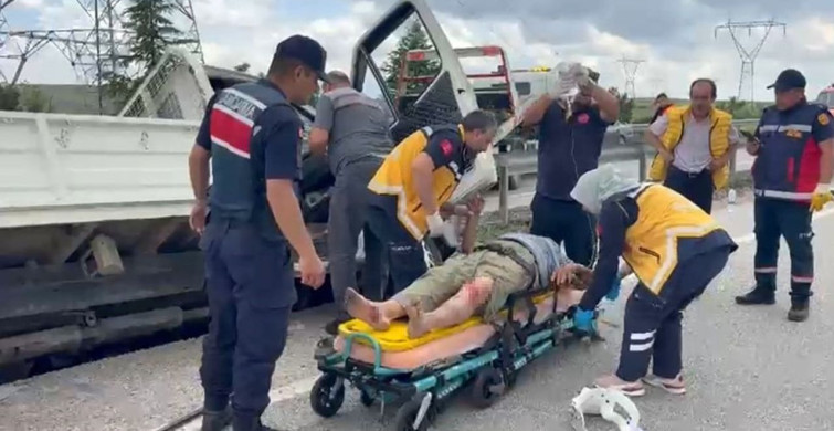 Afyonkarahisar'da Kamyonet Kazası: Sürücü Vinç ile Kurtarıldı