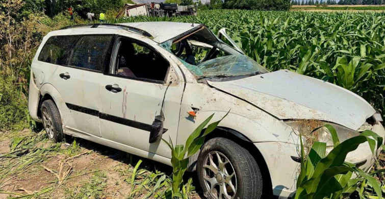 Afyonkarahisar'da kargo aracı otomobille çarpıştı: 5 yaralı