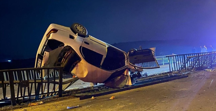 Afyonkarahisar'da Köprü Demirlerine Çarpan Araçta 1 Ölü, 3 Yaralı
