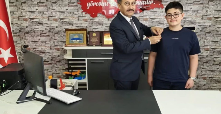 Afyonkarahisar'da lgs şampiyonu öğrenciye çeyrek altın ödülü