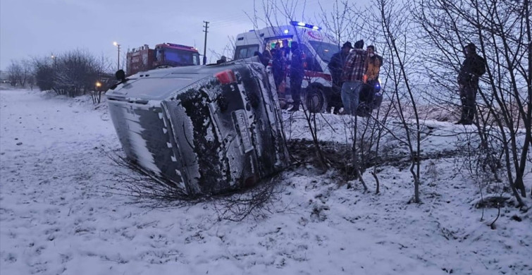 Afyonkarahisar'da Minibüs Devrildi: 5 Yaralı