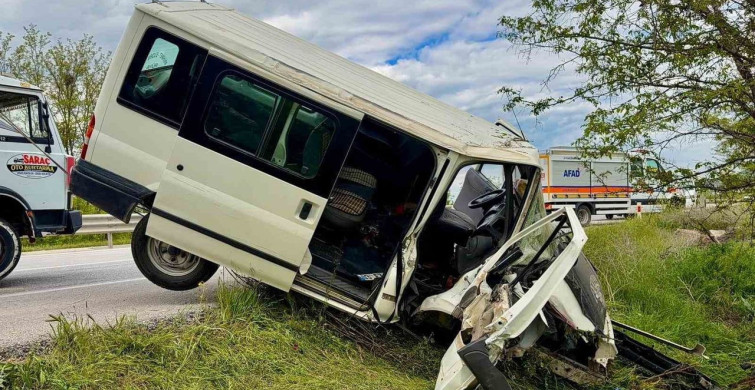 Afyonkarahisar'da Minibüs Kazası: 2 Yaralı