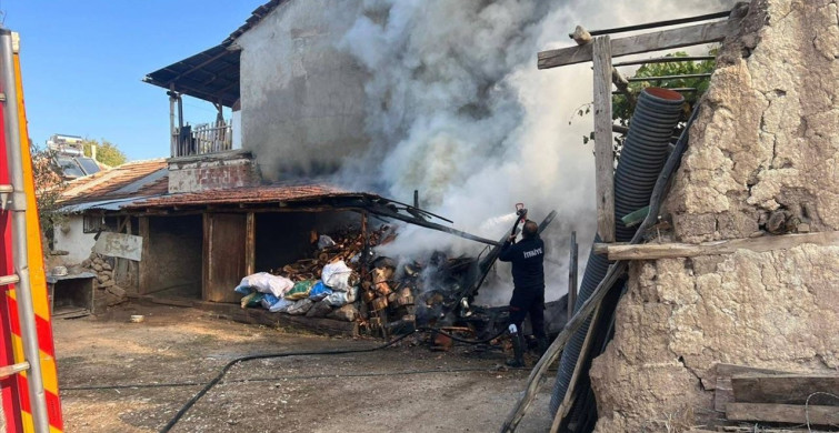 Afyonkarahisar'da Müstakil Evde Yangın: 2 Kişi Dumandan Etkilendi