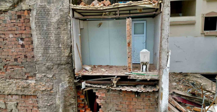 Afyonkarahisar'da otel yıkımı sırasında iş hanındaki dükkanlar çöktü