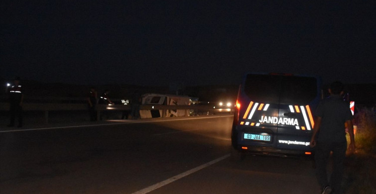 Afyonkarahisar'da Otomobil ile Midibüs Çarpıştı: 10 Yaralı