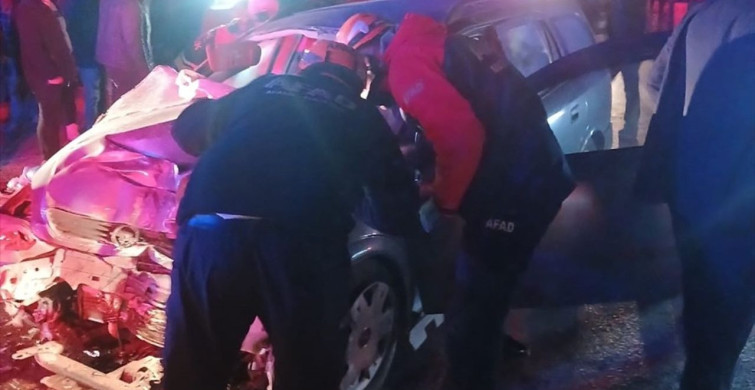 Afyonkarahisar'da Otomobil ile Otobüs Çarpıştı: 1 Ölü, 3 Yaralı