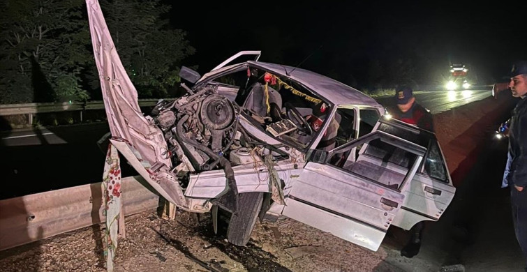Afyonkarahisar'da Refüje Çarpan Otomobilde 7 Yaralı