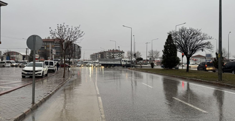 Afyonkarahisar'da Şiddetli Rüzgar ve Sağanak Yağış Baş gösterdi