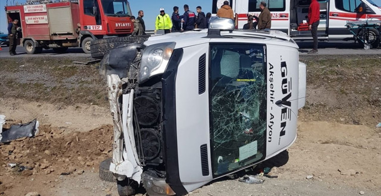 Afyonkarahisar'da Tır ile Minibüs Çarpıştı: 11 Yaralı