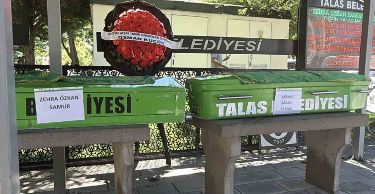 Afyonkarahisar'da trafik kazasında hayatını kaybeden anne ve 8 aylık bebeği yan yana toprağa verildi