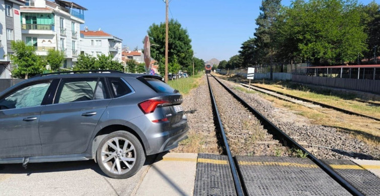 Afyonkarahisar'da trenin çarptığı otomobilin sürücüsü yaralandı