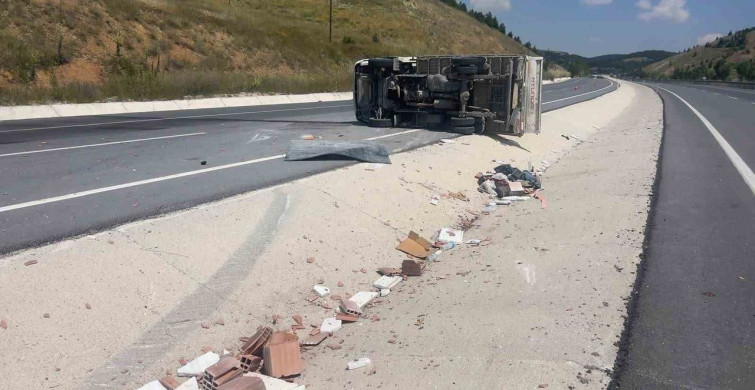 Afyonkarahisar'da tuğla yüklü kamyonet devrildi: 4 yaralı