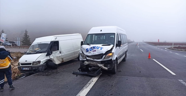Afyonkarahisar'da Yolcu Minibüsü ve Kamyonet Çarpıştı: 7 Yaralı