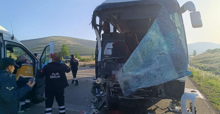 Afyonkarahisar’da yolcu otobüsü ile kamyonet kafa kafaya çarpıştı: Çok sayıda kişi yaralandı