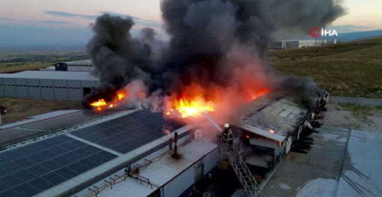Afyonkarahisar'daki sucuk fabrikasında yangın 5 saatte kontrol altına alındı